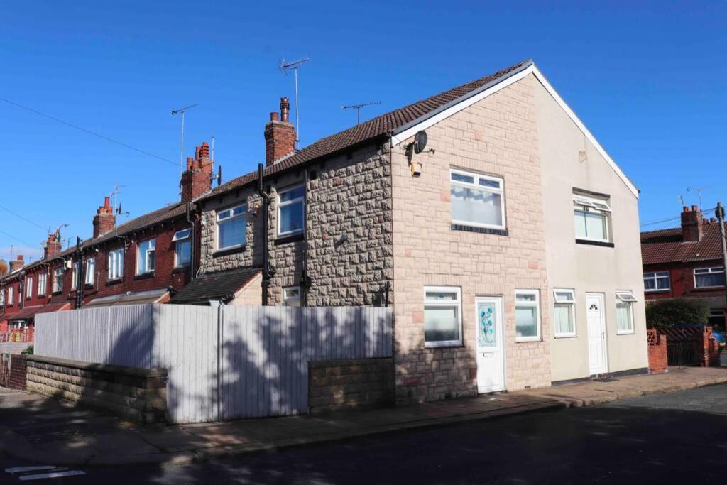 Cheerful 2 Bedroom Residential Home - Free Parking Leeds  Exterior foto